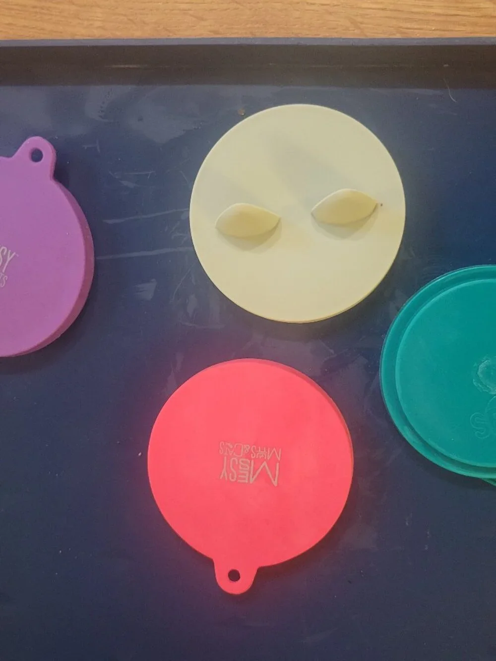 Feeding station for cat. Plastic mat with 4 small bowls and cat food covers